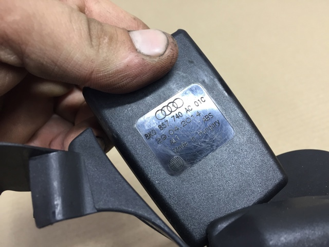 Важіль фіксатор ременя безпеки задній правий 8K0857740AC01C VAG