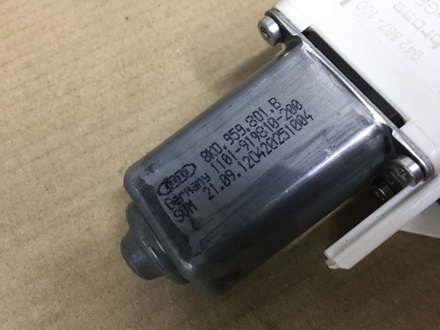 Привід ліфта передній 8K0959801B VAG