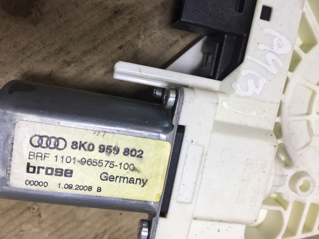 Мотор склопідйомника дверей передніх, правих 8K0959802 VAG