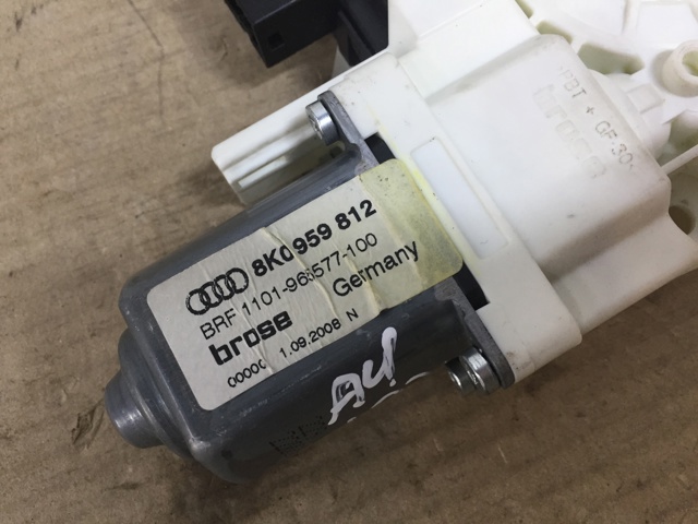 Мотор склопідйомника дверей передніх, правих 8K0959812 VAG