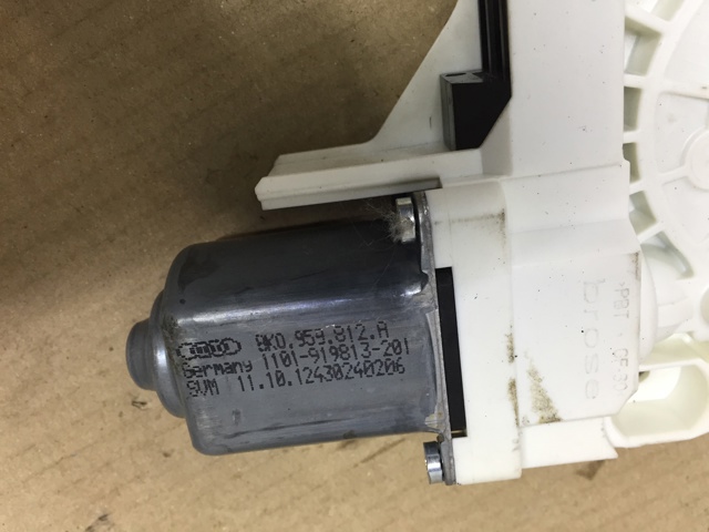 Моторчик склопідйомника двері задніх, правих 8K0959812A VAG