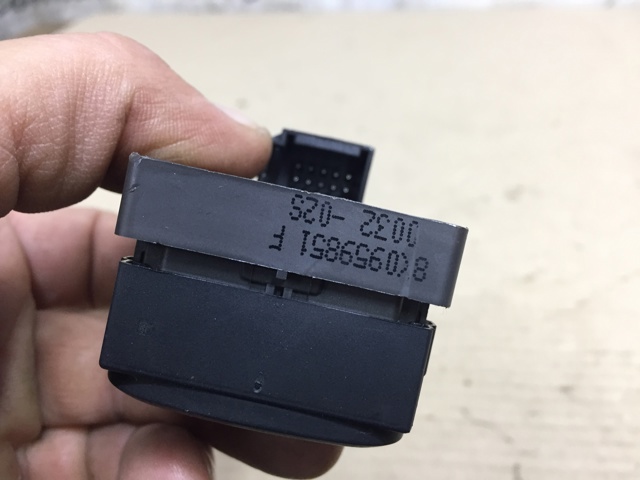 Кнопковий блок керування склопідіймачами передній лівий 8K0959851F VAG
