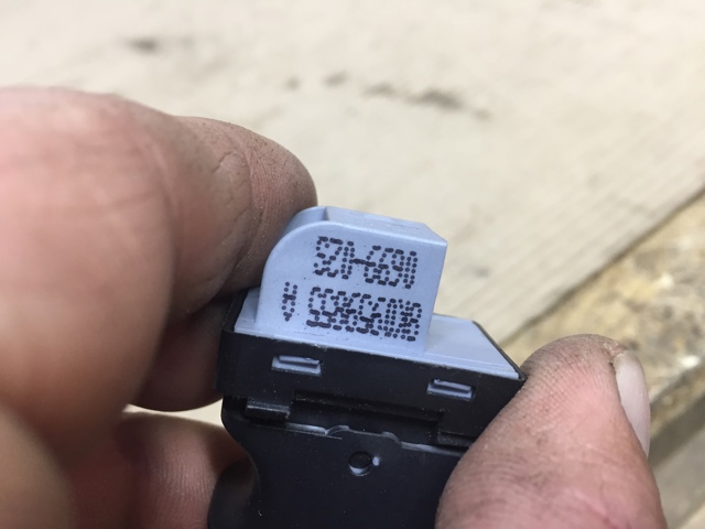 Кнопка вмикання двигуна склопідіймача передня права 8K0959855A VAG