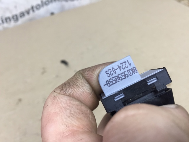 Кнопка підйомника переднього правого скла 8K0959855B VAG