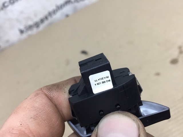 Кнопка центрального замка 8K2962108A VAG