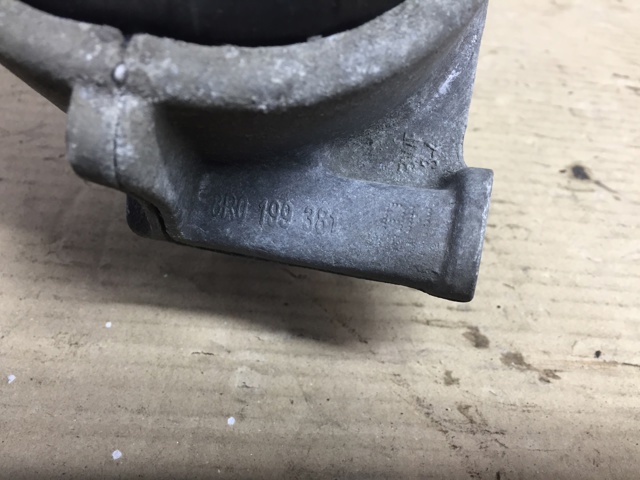 Права подушка мотора 8R0199381AN VAG