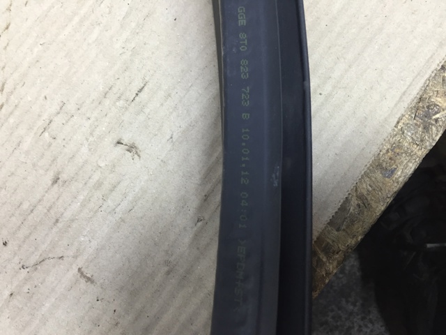 Ущільнювач під капот 8T0823723B VAG