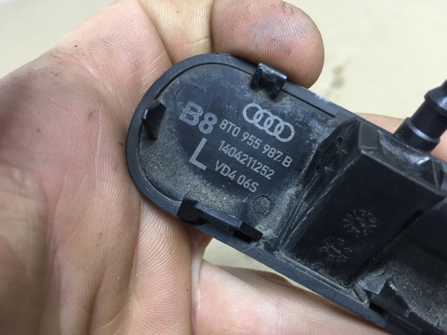 Форсунка омивача скла лобового, ліва 8T0955987B VAG