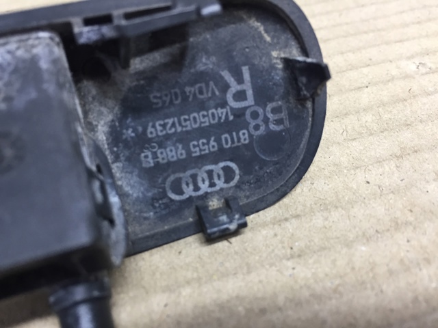 Форсунка омивача скла лобового, права 8T0955988B VAG