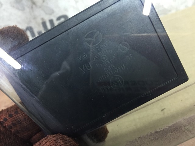 Скло передніх дверей, правою EG2158510 MAZDA