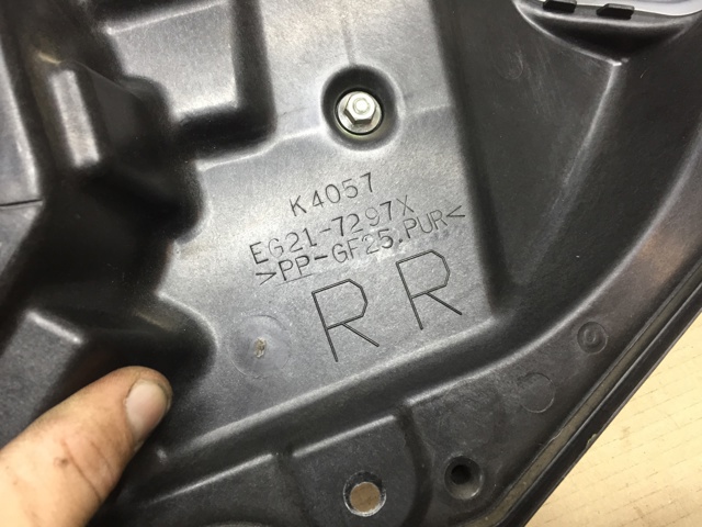 Склопідйомник задніх правих дверей EG2172590A MAZDA