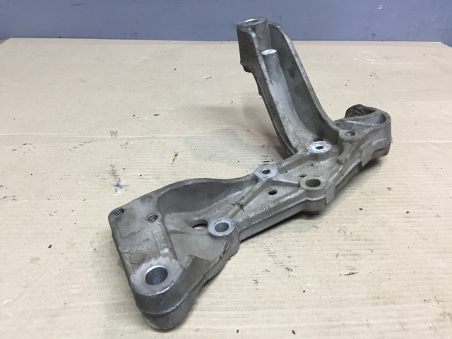 Кронштейн передньої балки 1K0199295F VAG