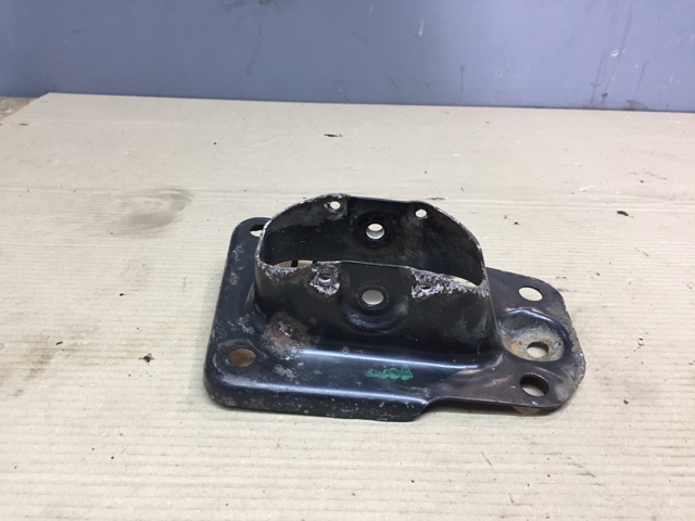 Кронштейн задньої балки 1K0505130L VAG