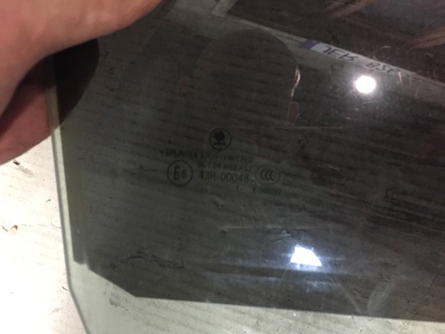 Скло заднє праве 1Z5845206C VAG