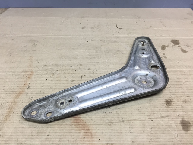 Кронштейн задньої балки 33306885676 BMW