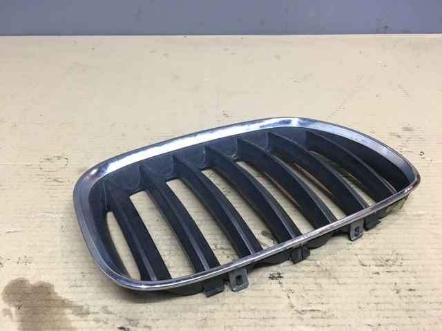 Решітка радіатора права 51137124816 BMW