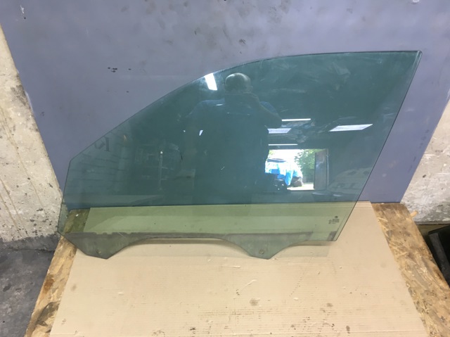 Скло водійських дверей 51328402513 BMW