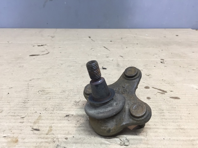 Кульова опора, нижня, права 5Q0407366A VAG