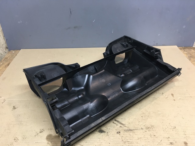Пластик під лобове скло 64318409041 BMW