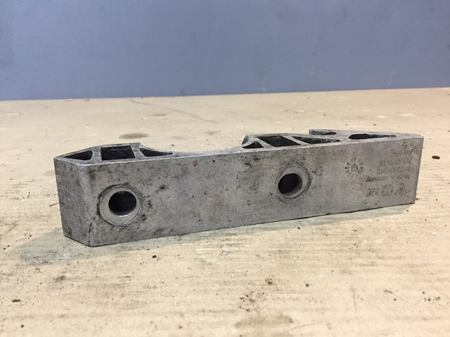 Кронштейн кріплення переднього стабілізатора 7L0411063B VAG