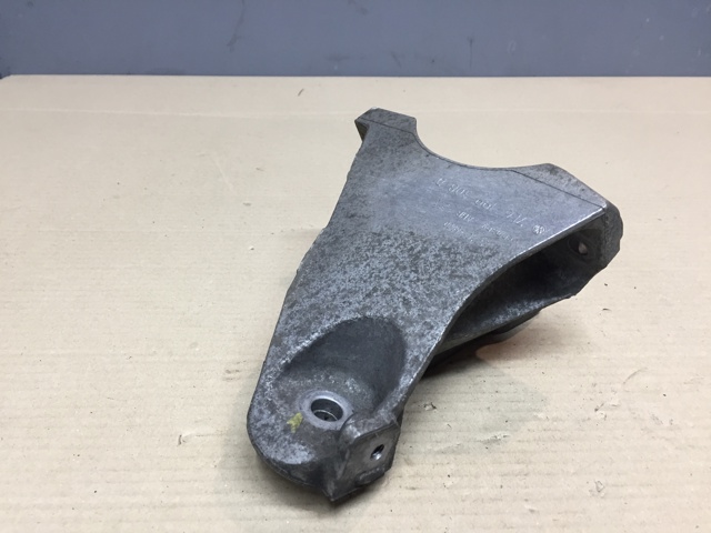 Кронштейн подушки (опори) двигуна, правої 7L6199308D VAG