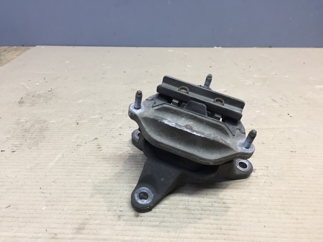 Кронштейн подушки коробки передач 8K0399151 VAG