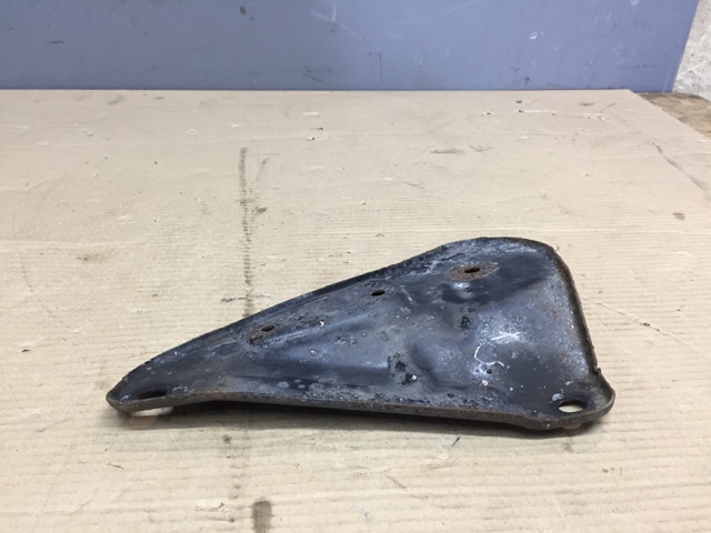 Кронштейн задньої балки 8K0505220F VAG