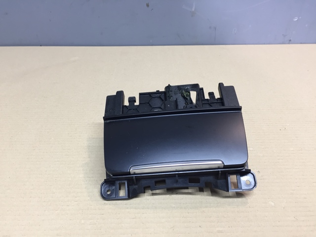 Попільничка центральної консолі 8K0857951C VAG