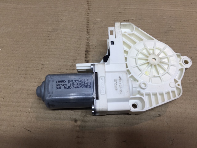Двигун склопідіймача двері передньої, правої 8K0959802A VAG