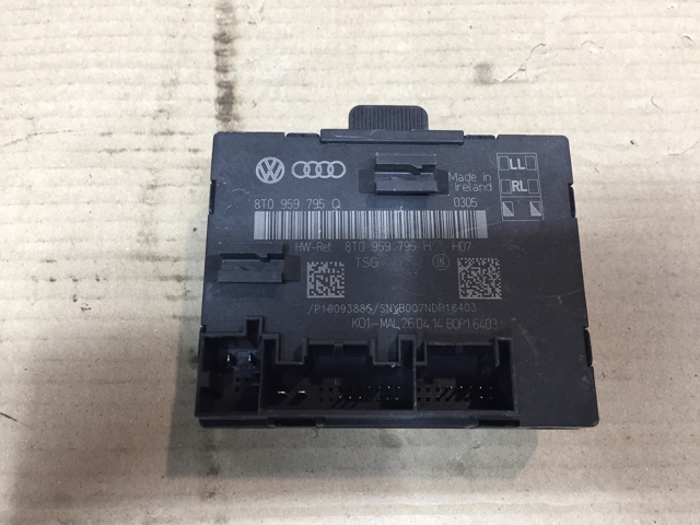 Блок комфорту задніх дверей 8T0959795Q VAG