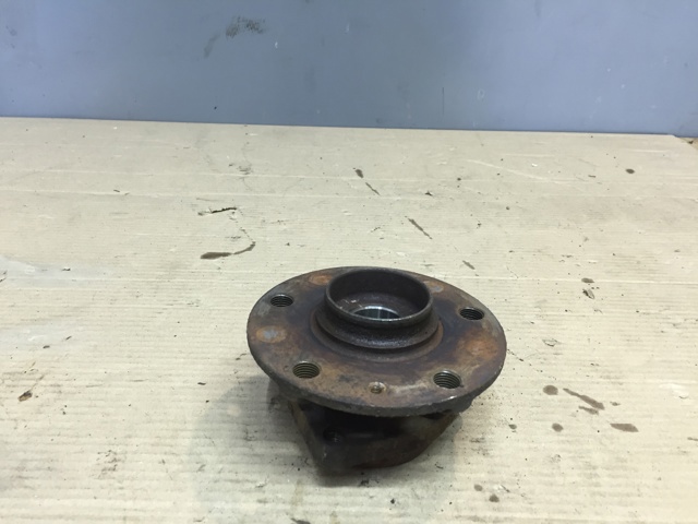 Маточини передніх коліс 8V0498625B VAG