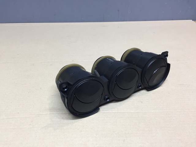 Решітка повітропровода GJ6A6493002 MAZDA