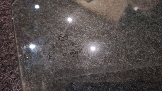 Скло задньої двері правої DGH972510 MAZDA