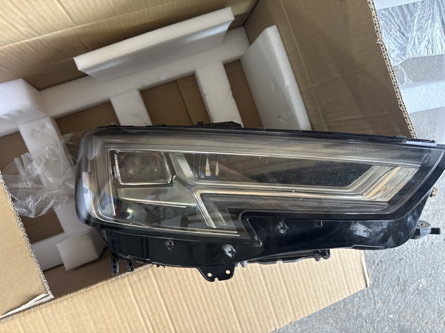 Фара правая 8W0941034B VAG