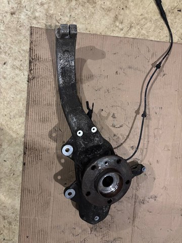 Кулак поворотний передній правий 31216773784 BMW