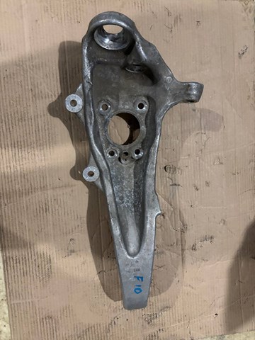 Цапфа передні праві 31216777752 BMW