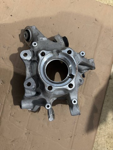 Кулак поворотний правий 33306865662 BMW