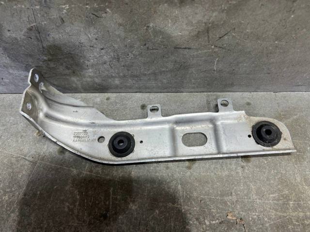 Кронштейн радіатора нижній 51647357222 BMW