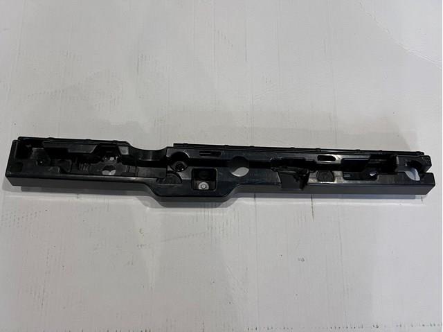 Кронштейн зовнішньої накладки порога правого 51777387346 BMW