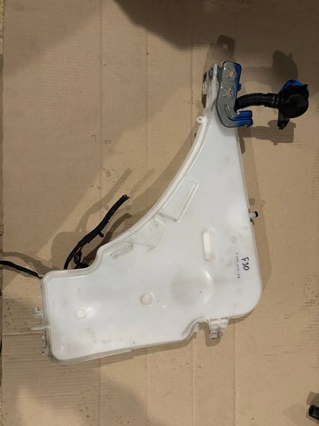 Бачок склоомивача 61667241672 BMW