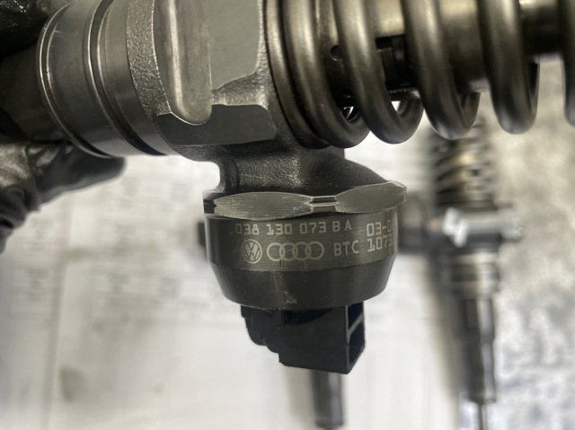Форсунка паливна 038130073BA MAXGEAR