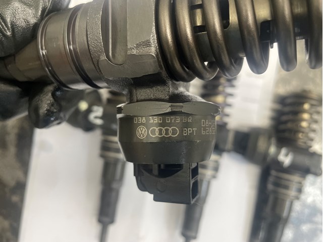 Форсунка дизельна в зборі, розпилювач + тримач 038130073BQ VAG