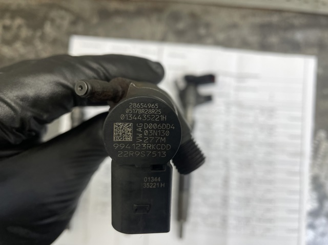 Форсунка дизельна в зборі, розпилювач + тримач 03N130277M VAG