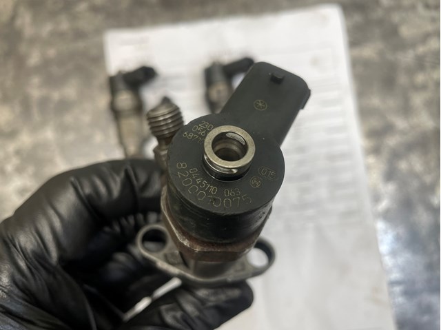 Форсунка вприску палива 0445110063 BOSCH