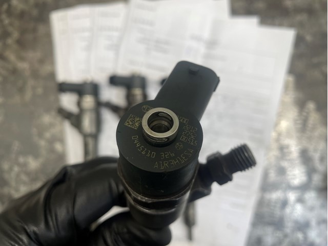Форсунка дизельна в зборі, розпилювач + тримач 0445110326 BOSCH