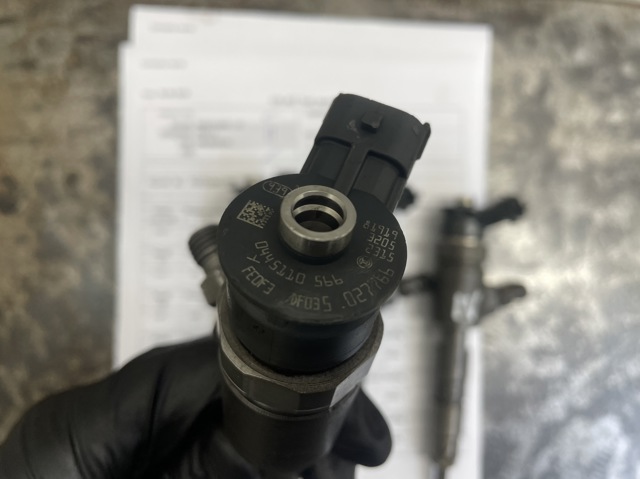 Форсунка дизельна в зборі, розпилювач + тримач 0445110566 BOSCH