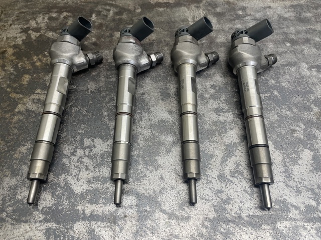 Форсунка дизельна в зборі, розпилювач + тримач 04L130277AD VAG