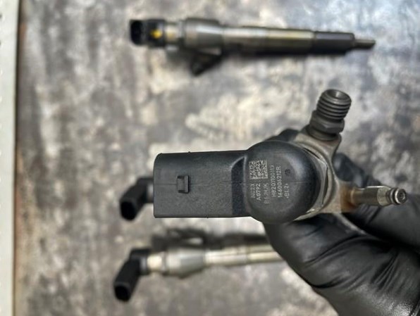 Форсунки електромагнітні 166006212R NISSAN