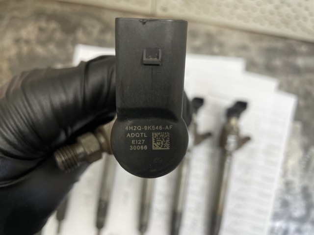 Форсунка дизельна в зборі, розпилювач + тримач 4H2Q9K546AF CONTINENTAL
