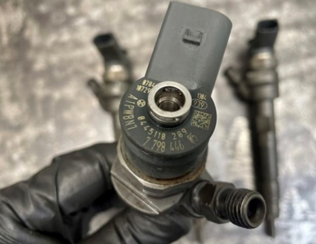 Форсунка паливна 7798446 BMW
